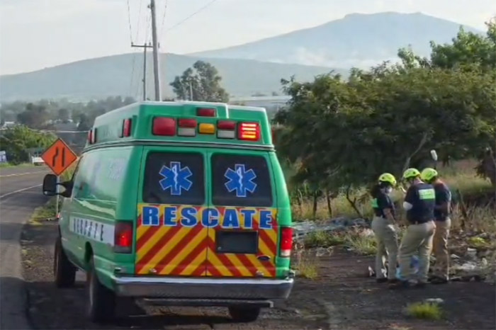 Elementos de seguridad resguardando la zona del hallazgo en el libramiento norte de Zamora.