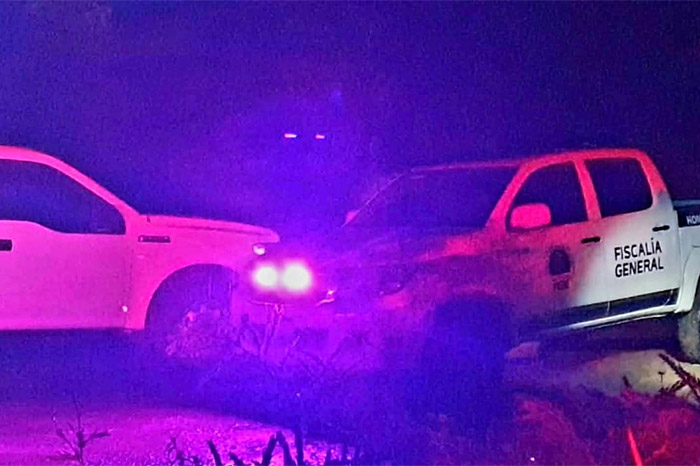 Elementos policiales acordonan la zona del hallazgo en la carretera Morelia-Chiquimitío.