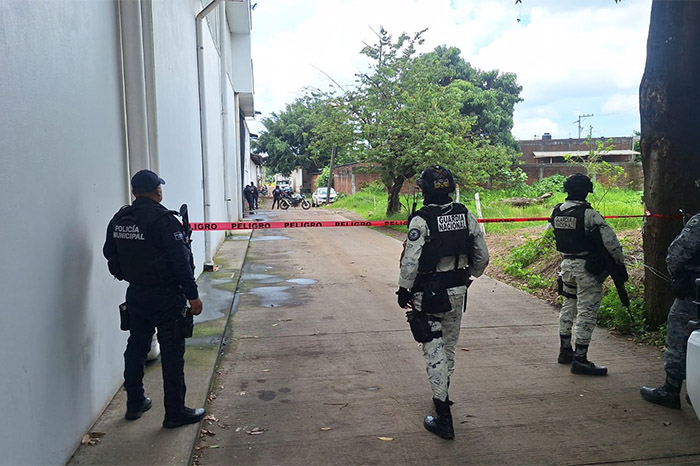 Elementos policiales y de la Guardia Nacional resguardando una camioneta en Uruapan.