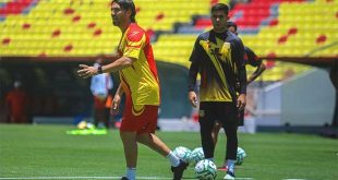 El estratega argentino, Hugo Colace, dirigiendo un entrenamiento de los Canarios.