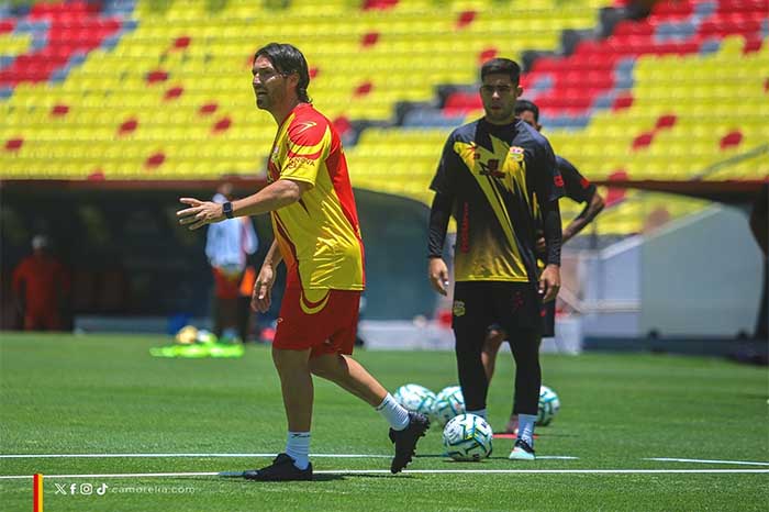 El estratega argentino, Hugo Colace, dirigiendo un entrenamiento de los Canarios.