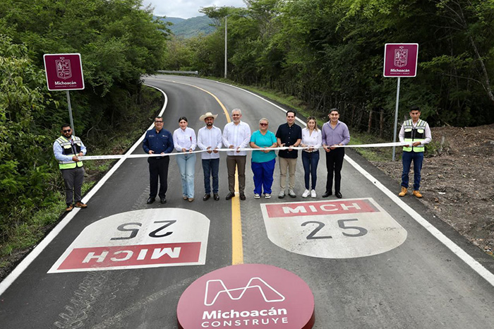 El gobernador Alfredo Ramírez Bedolla y autoridades estatales durante la inauguración de la carretera Tiripetío-Carácuaro-Eréndira.