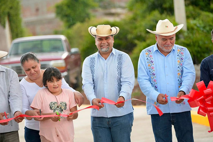 Autoridades municipales y vecinos durante la entrega de pavimentación y obras en una comunidad de Michoacán.