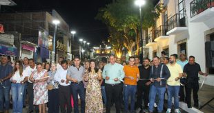 Calle remodelada con nueva iluminación y banquetas amplias en el centro de un municipio michoacano.