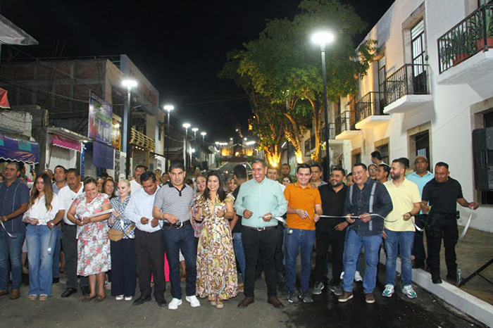 Calle remodelada con nueva iluminación y banquetas amplias en el centro de un municipio michoacano.