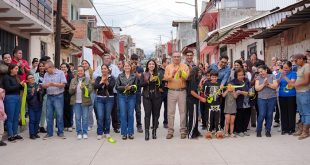 Calle pavimentada y autoridades municipales durante la inauguración en Ario, Michoacán.