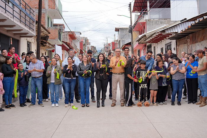 Calle pavimentada y autoridades municipales durante la inauguración en Ario, Michoacán.
