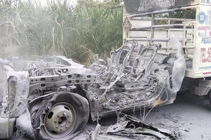 Unidades de emergencia y labores de enfriamiento en una camioneta repartidora de gas incendiada en La Nueva Jerusalén.