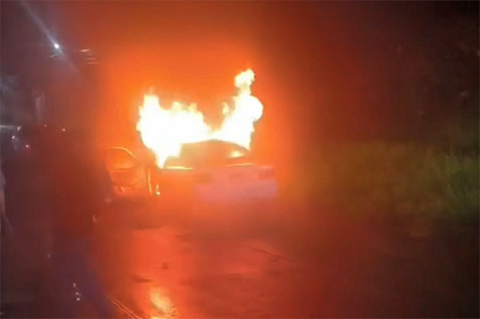 Taxi incendiado cerca del aeropuerto de Uruapan.