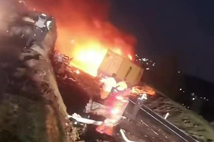 Unidades de emergencia y labores de sofocación de fuego en un tráiler siniestrado en la autopista México-Guadalajara.