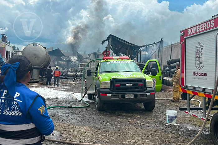 Humo denso y negro emanando de una planta industrial durante un siniestro.