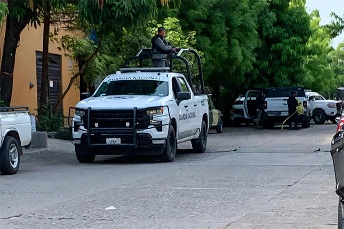 Movilización policial y de servicios periciales en calle de Apatzingán.