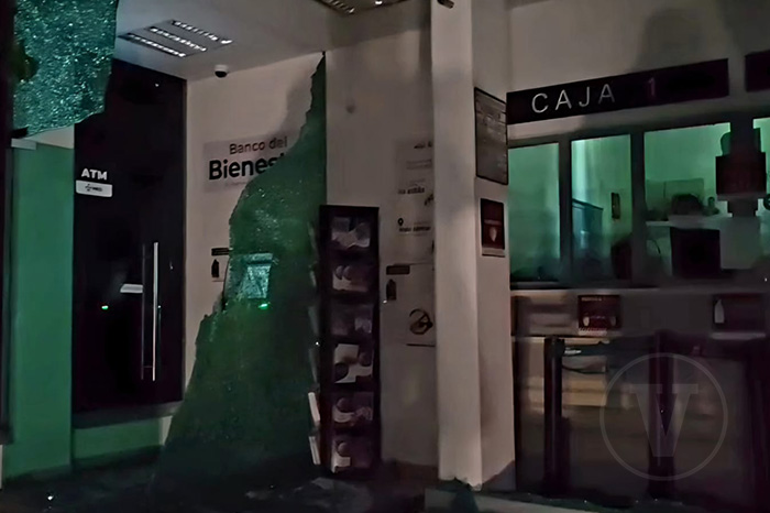 Fachada y ventanales afectados de una sucursal bancaria tras la confrontación armada en la comunidad Colonia de Guadalupe.