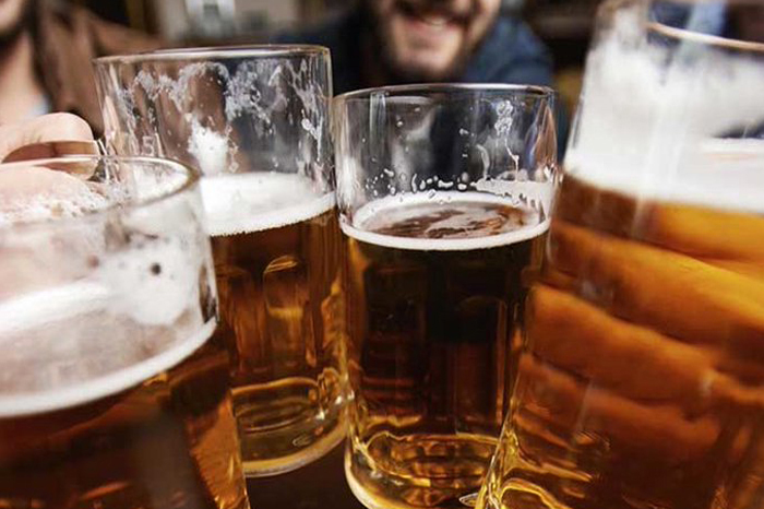 La industria busca un esquema fiscal basado en el grado de alcohol para reducir incentivos al mercado ilegal.