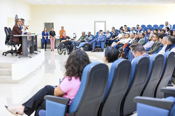 Sesión del Consejo Universitario de la Universidad Michoacana encabezada por la rectora Yarabí Ávila.