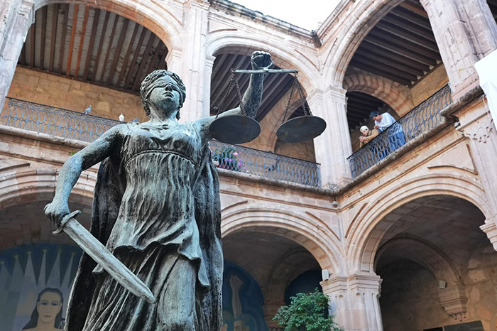 Edificio histórico y patio de la Facultad de Derecho en Morelia, Michoacán.