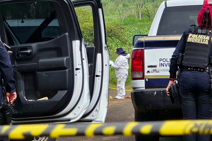 Elementos de seguridad y patrullas en una escena con cinta de acordonamiento en México.