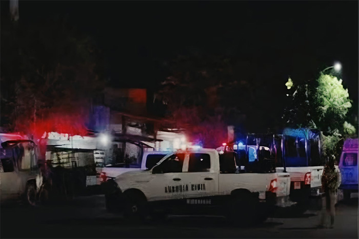 Patrullas y zona acordonada por autoridades policiales en Michoacán.