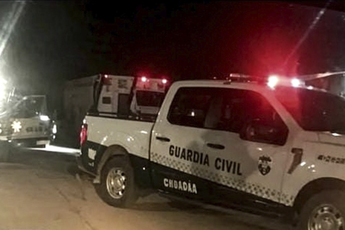 Acordonamiento policial y peritos de la Fiscalía en una calle de la colonia Las Palmas en Apatzingán.