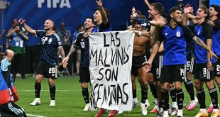 Jugadores de la selección de Argentina sostienen pancarta con la leyenda 'Las Malvinas son argentinas' en el terreno de juego.