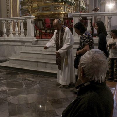 sacerdote muestra dónde se encuentra la cripta de la Catedral de Morelia.