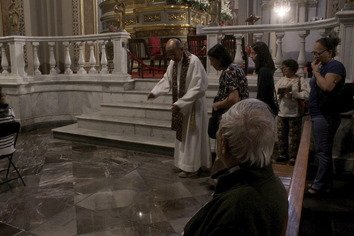 sacerdote muestra dónde se encuentra la cripta de la Catedral de Morelia.