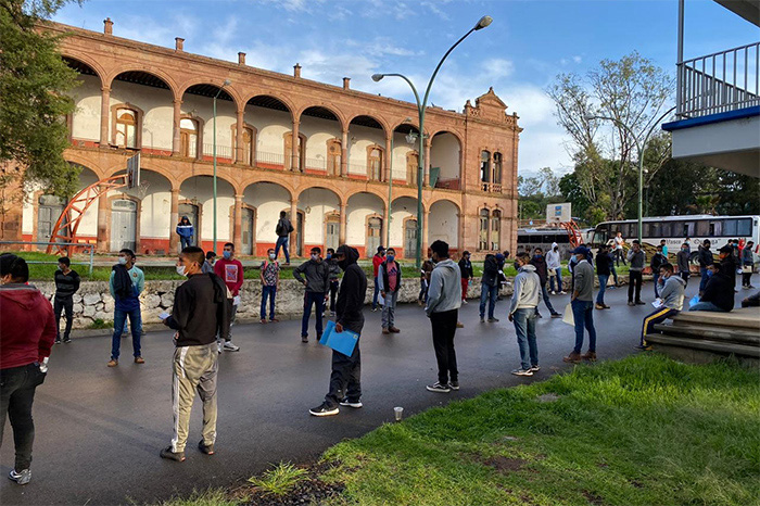 Estudiantes e instalaciones de escuelas normales en México bajo las nuevas disposiciones de la SEP.