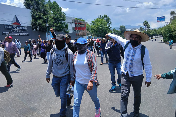 Habitantes y comuneros protestando de manera pacífica al exterior de un recinto gubernamental en Morelia.