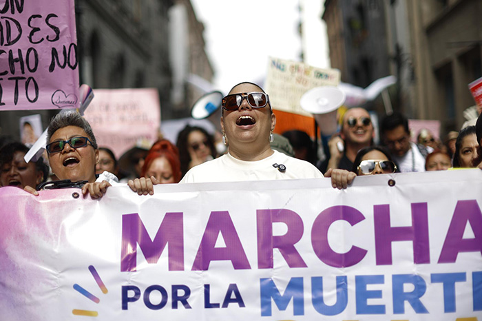 Pacientes, activistas y familiares manifestándose en el Centro Histórico de la Ciudad de México a favor de la eutanasia.