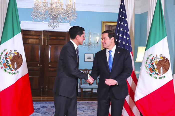 Banderas oficiales y recintos gubernamentales en Washington D.C., Estados Unidos.