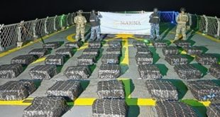Personal de la Secretaría de Marina durante el aseguramiento de 1.17 toneladas de cocaína en un operativo marítimo al sur de Acapulco.