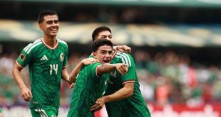 Jugadores del equipo mexicano festejando la obtención del campeonato en la cancha del estadio.