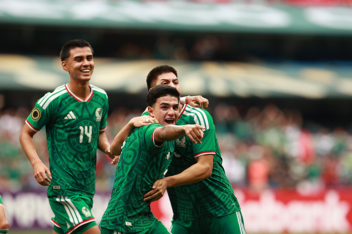 Jugadores del equipo mexicano festejando la obtención del campeonato en la cancha del estadio.