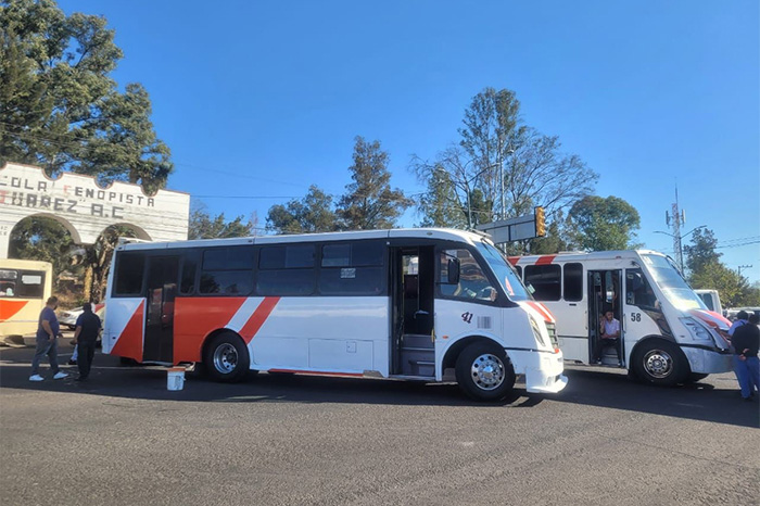 Unidades del transporte público colectivo circulando por calles de Morelia.
