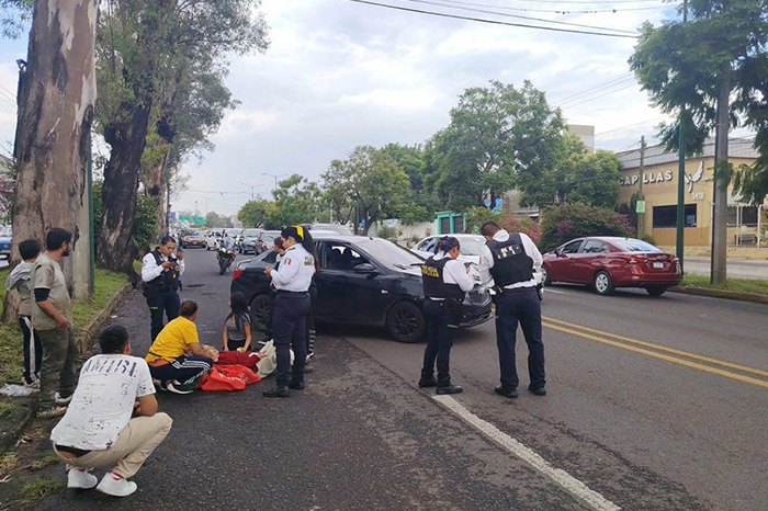 Patrullas y cuerpos de auxilio vial abanderando una zona urbana en Morelia.