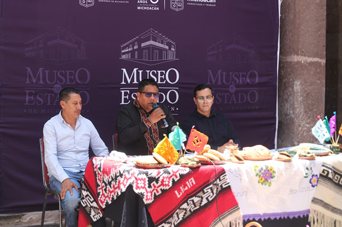 Autoridades anuncian la festividad comunitaria.
