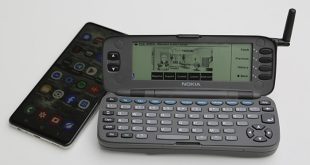Dispositivo móvil clásico con diseño plegable, teclado físico y pantalla pequeña sobre una superficie oscura.