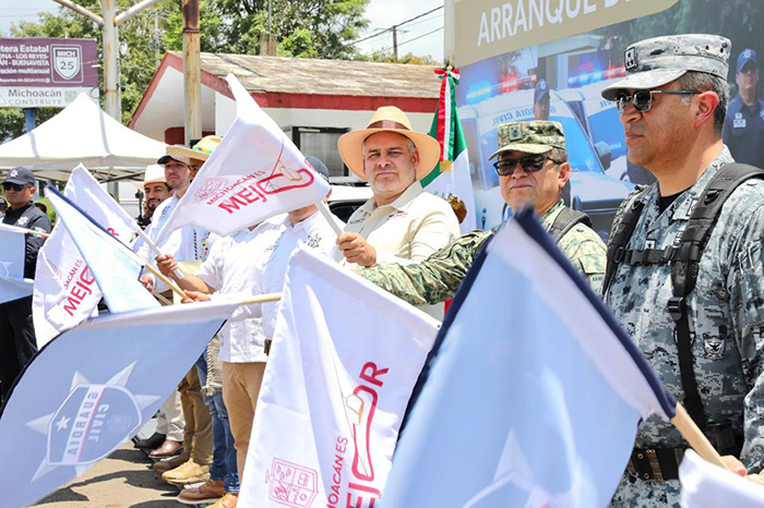 Unidades de la Guardia Civil y fuerzas federales en el banderazo del corredor seguro en la carretera Los Reyes-Jacona.