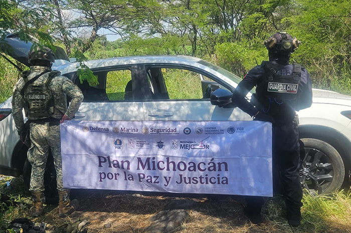 Unidades y elementos de corporaciones de seguridad federal y estatal patrullando caminos rurales.