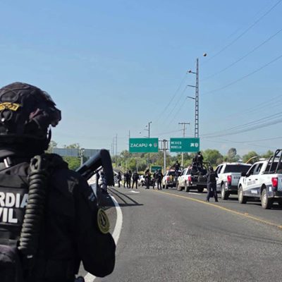 Elementos de fuerzas federales realizando patrullajes de vigilancia y seguridad en carreteras de Michoacán.