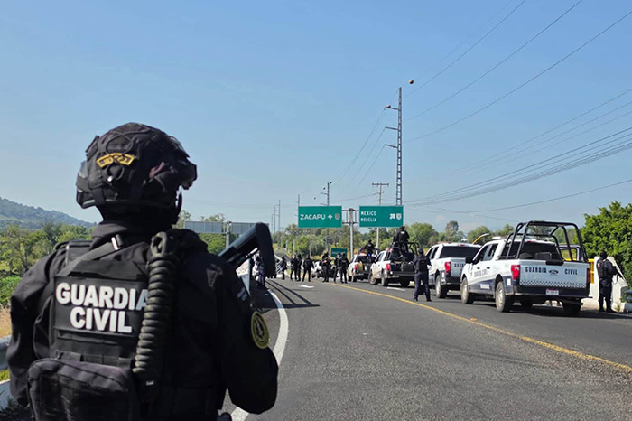 Elementos de fuerzas federales realizando patrullajes de vigilancia y seguridad en carreteras de Michoacán.