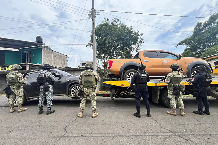 Despliegue de corporaciones de seguridad y peritos de la FGE en la comunidad de Pedernales, Michoacán.