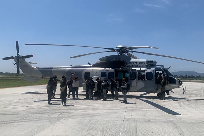 Despliegue de fuerzas especiales del Ejército Mexicano y vehículos oficiales tras operativos de seguridad.