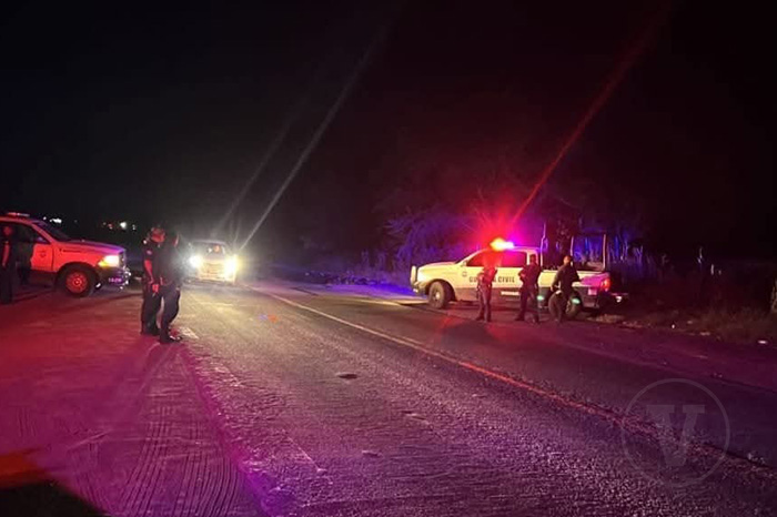 Unidades policiales y patrullas realizando recorridos de vigilancia en una carretera rural.
