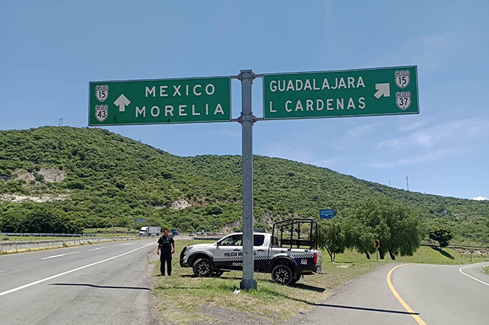 Unidades de la Guardia Civil patrullando una carretera estatal para garantizar la seguridad.
