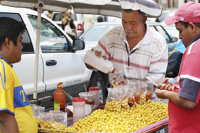 ctividad comercial y trabajadores en una zona urbana de México.