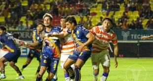 Acciones de un partido de fútbol profesional en la cancha del Estadio Morelos en Morelia.