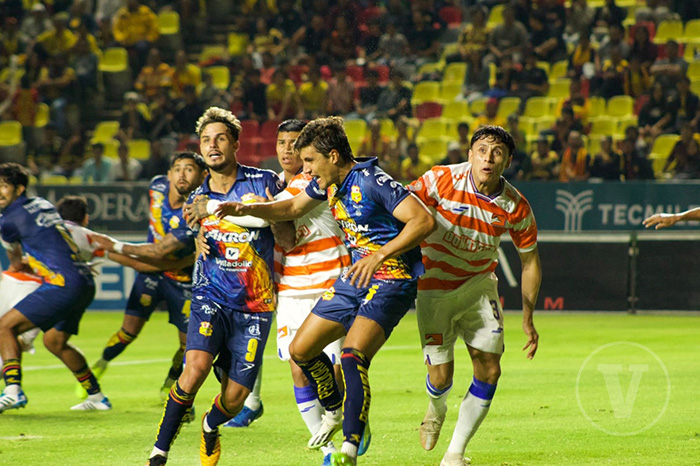 Acciones de un partido de fútbol profesional en la cancha del Estadio Morelos en Morelia.