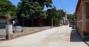 Nueva calle pavimentada con concreto hidráulico y vecinos reunidos durante la inauguración de la obra.