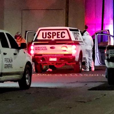Acordonamiento policial y unidades forenses en una calle urbana tras un reporte de agresión armada.